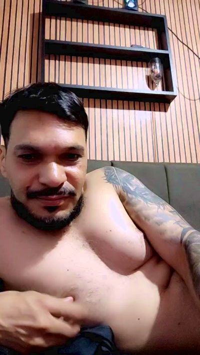 _adepto — Cam4 直播模特：照片与资料