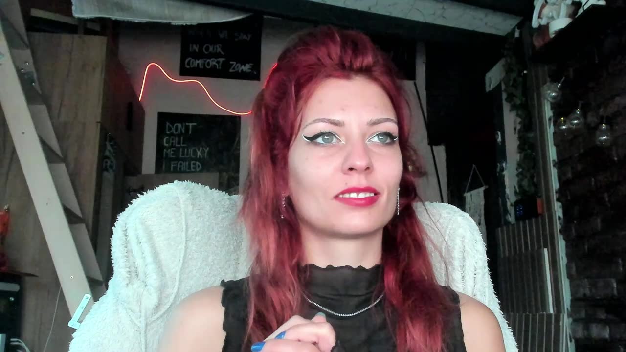 karokaroline (XloveCam): foto un profils