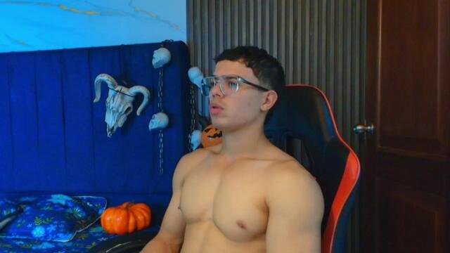Preview photo of webcam model travis-lewis on Flirt4Free