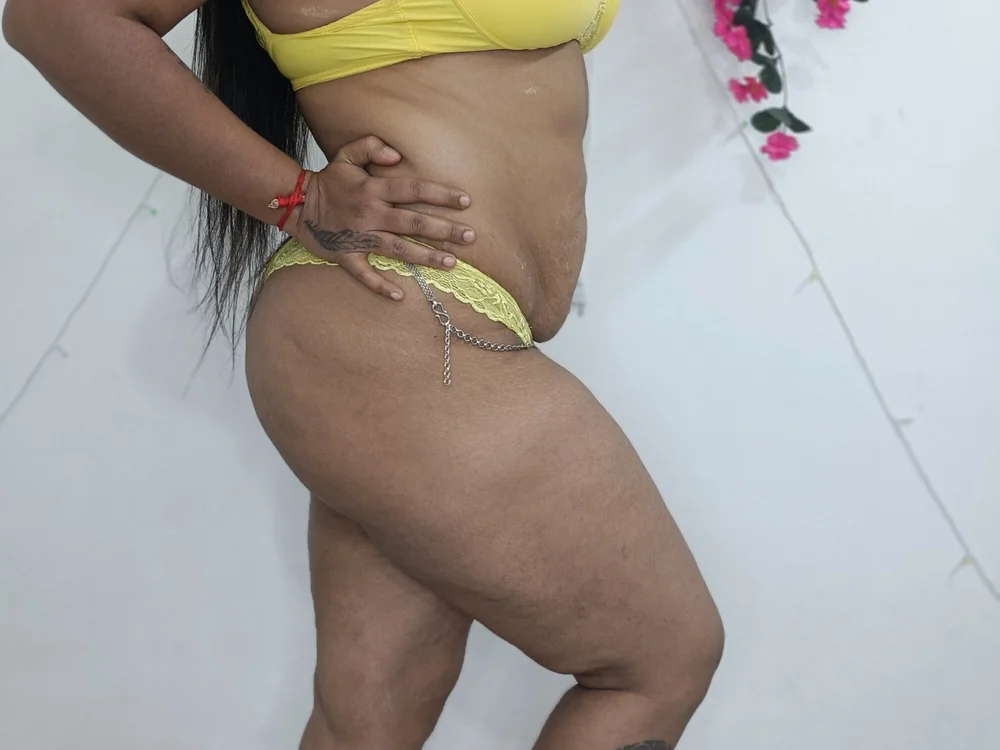 Preview photo of webcam model SONIYA_BHABHI-1 on Stripchat