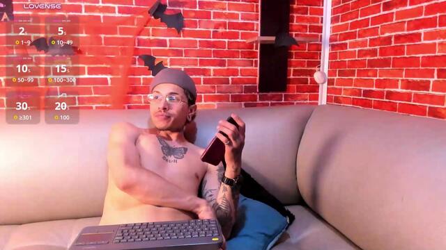 Preview photo of webcam model valentino-knox on Flirt4Free