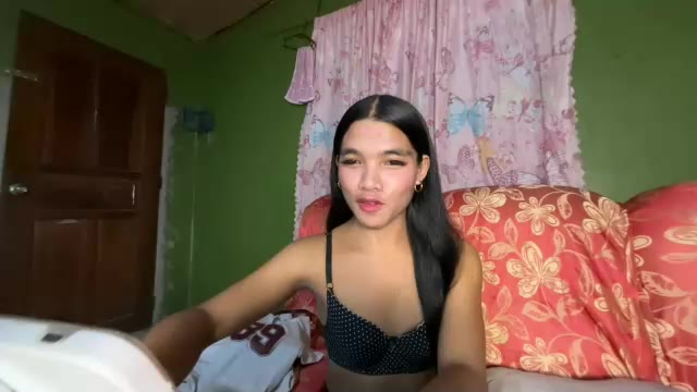 miamalkovax, modelo webcam de Chaturbate: fotos
