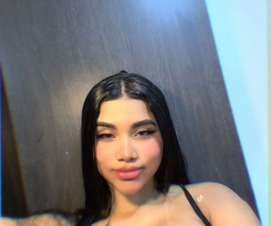 Preview photo of webcam model shalimar_ on Stripchat