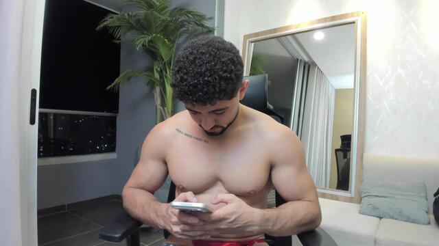 Preview photo of webcam model thiago-moretti on Flirt4Free