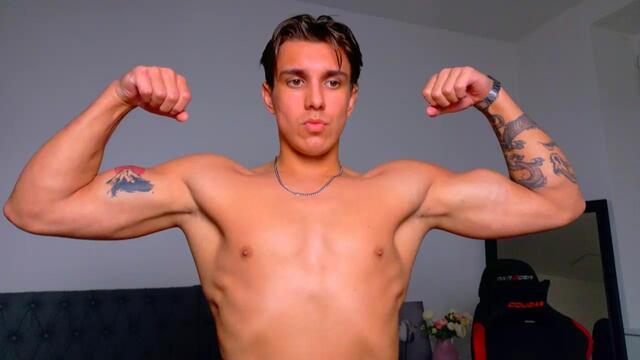 troy-efron: عارضة كاميرا ويب على Flirt4Free