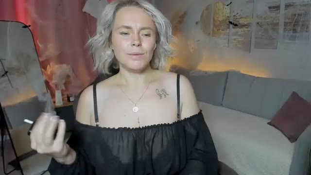 Фото вебкам-модели charming_daphny на Chaturbate