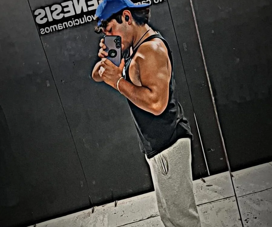 Preview photo of webcam model GusssHOT on Stripchat