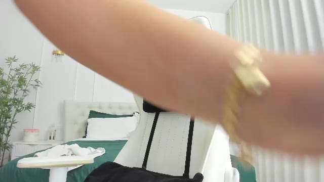 Preview photo of webcam model christine0990__ on Chaturbate