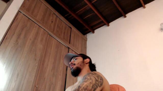 Preview photo of webcam model justin-whitte on Flirt4Free