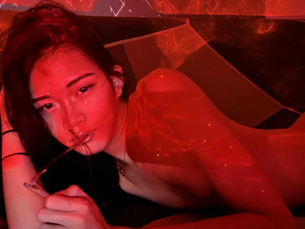 holyakiesha, model webcam pe Stripchat: poze