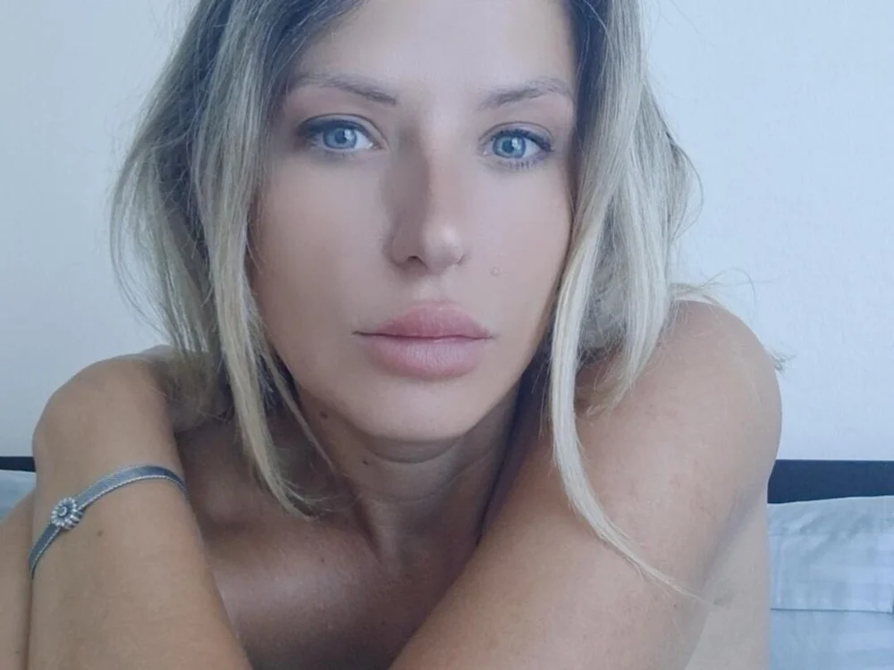 Preview photo of webcam model Caniasa on Stripchat