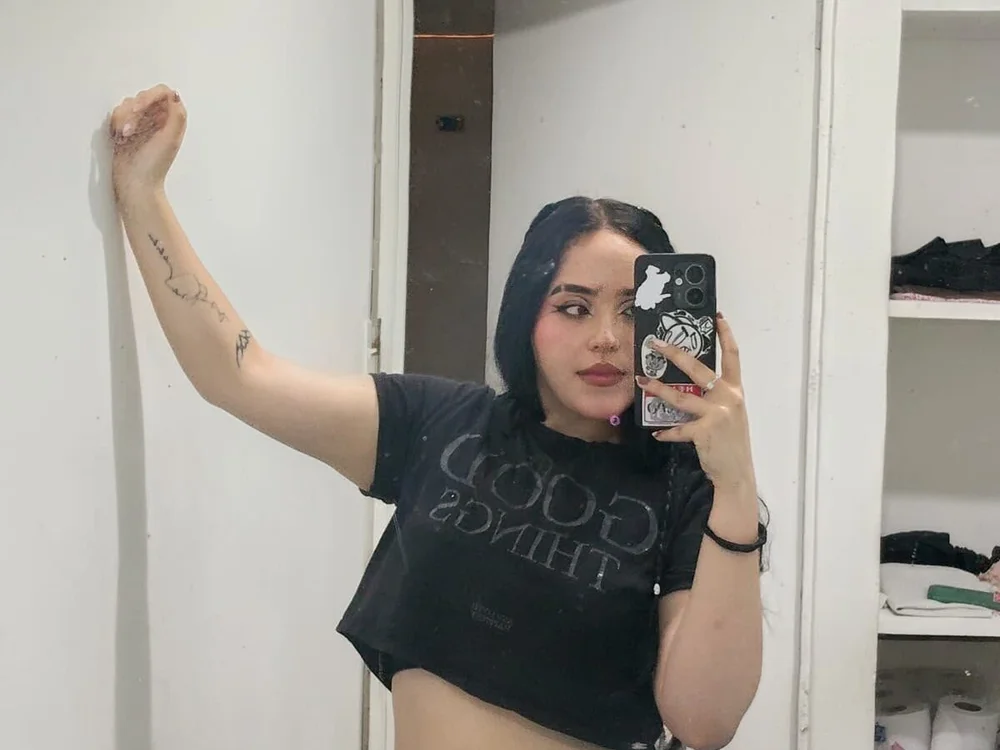 Preview photo of webcam model Hermione19 on Stripchat