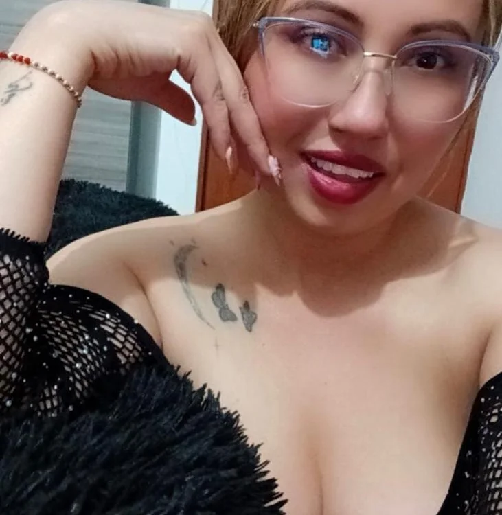 Preview photo of webcam model VIOLETA-25_ on Stripchat