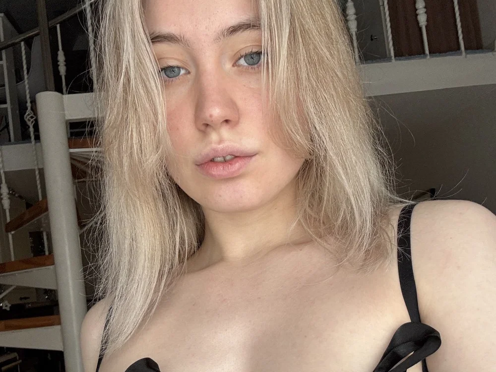 Preview photo of webcam model LovelyMiu on Stripchat