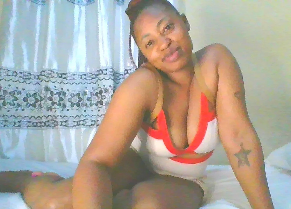 Preview photo of webcam model bigbutterflypusyqueen on Stripchat