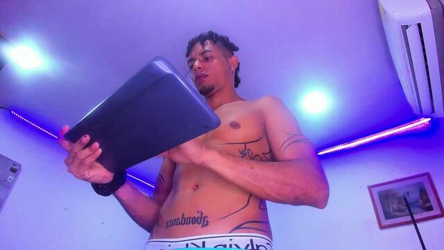 Preview photo of webcam model axeel-king on Flirt4Free