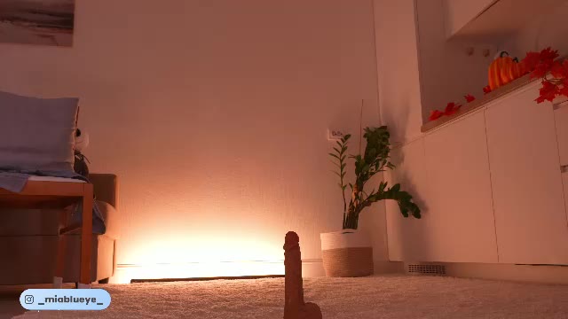 Preview photo of webcam model miablueye on Chaturbate