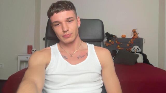 Preview photo of webcam model danny-cuomo on Flirt4Free