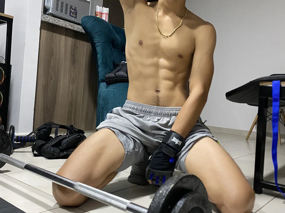SIXXTOLOVE18, webcammodel på Stripchat: fotos