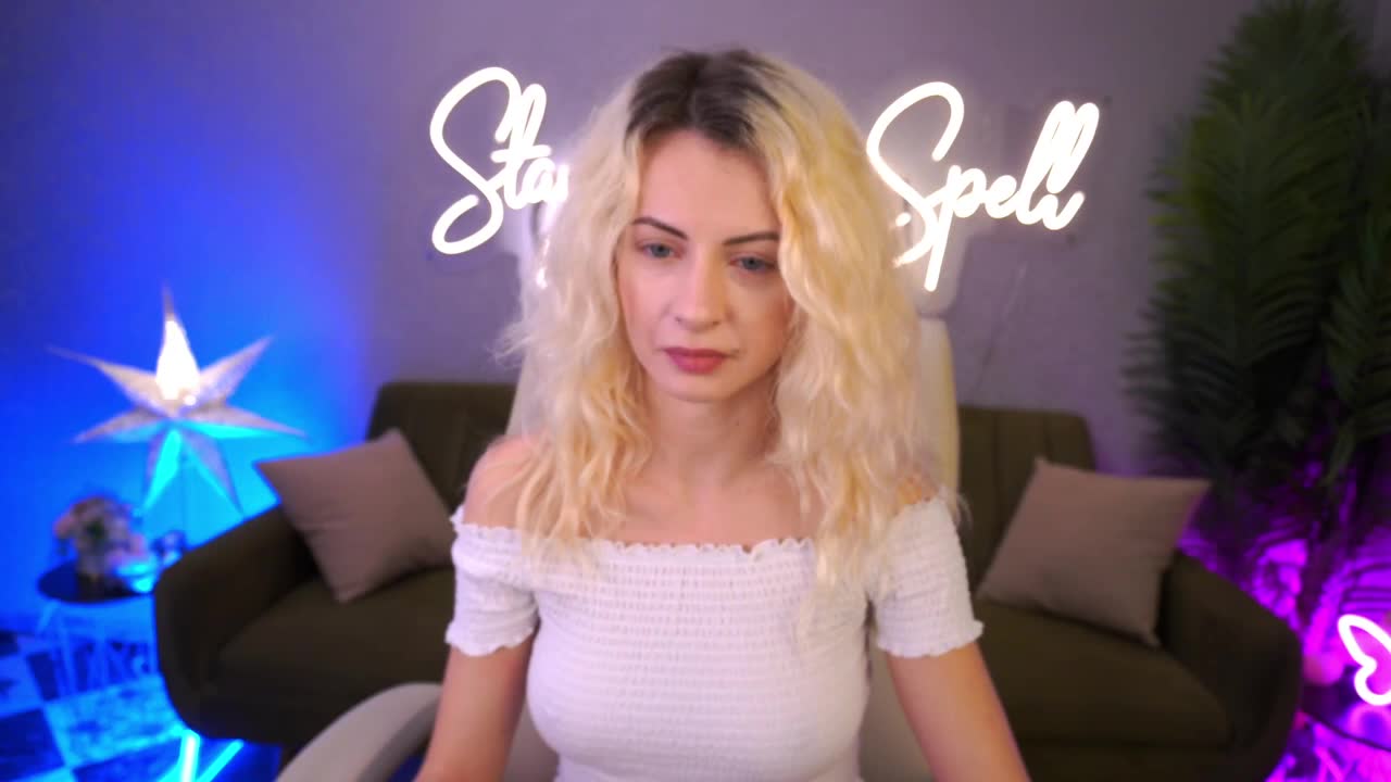 miabura, μοντέλο webcam στο XloveCam