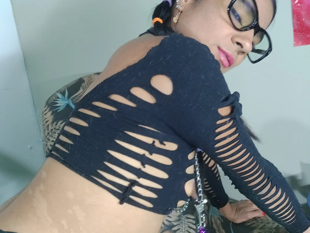 Preview photo of webcam model Leslly_ on Stripchat