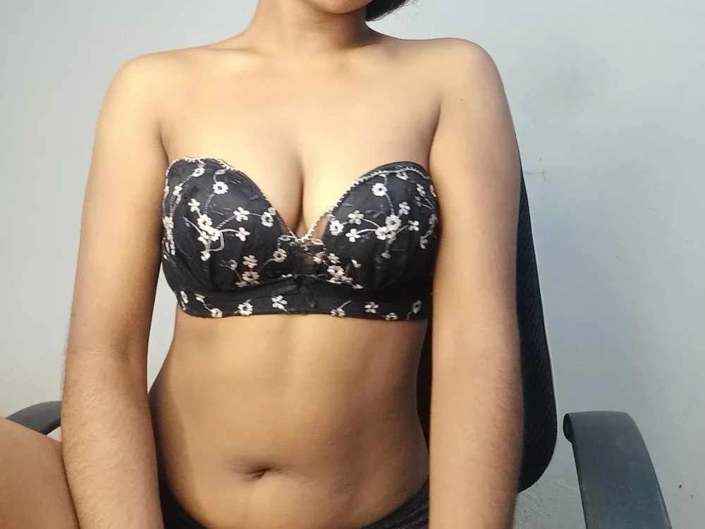 Preview photo of webcam model henakhan34 on Stripchat