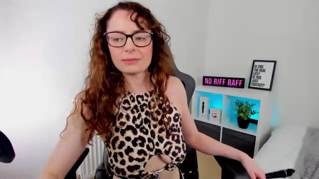 Preview photo of webcam model luciewintersuk on Chaturbate