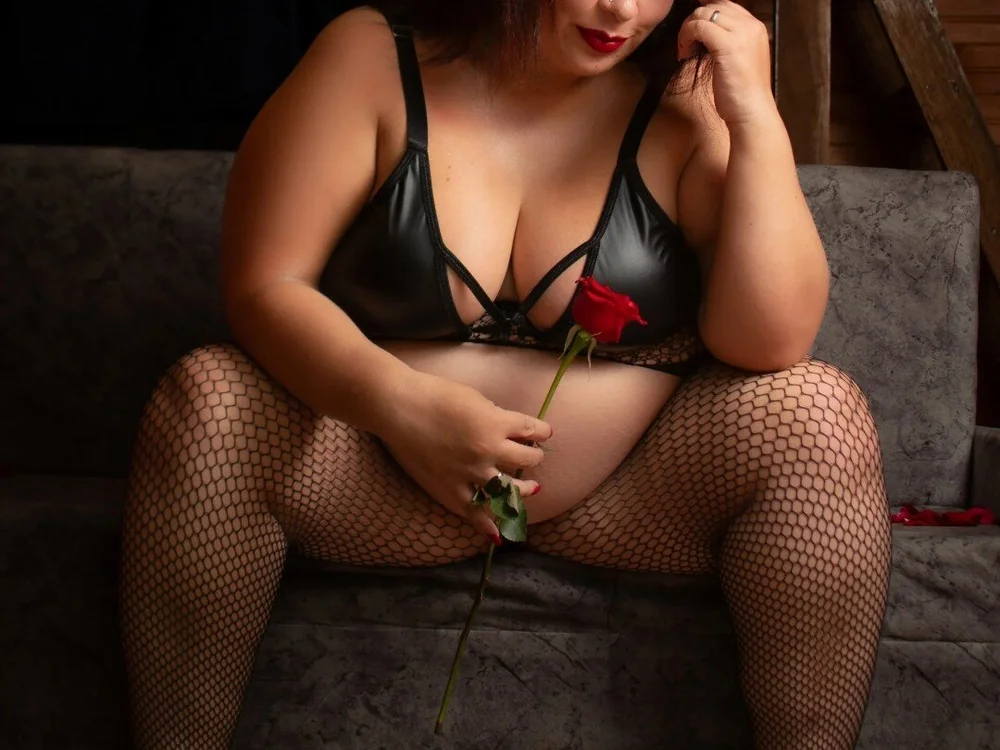 Preview photo of webcam model Natasha_mommy on Stripchat