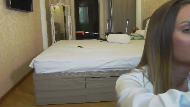Preview photo of webcam model hefner_girl on Chaturbate