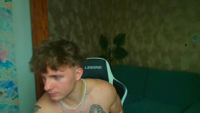Preview photo of webcam model levi-manning on Flirt4Free