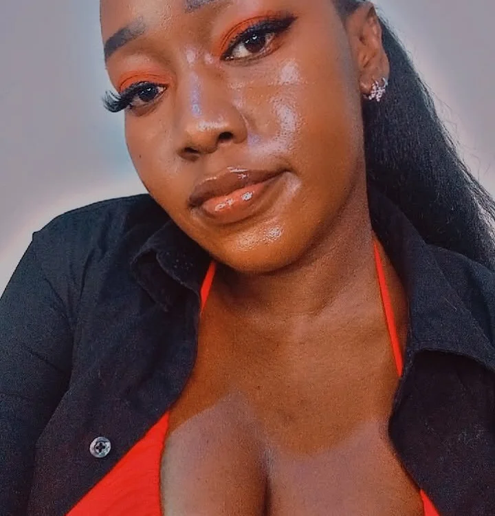 Preview photo of webcam model Queenn_tiara on Stripchat