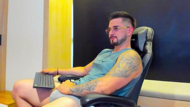 Preview photo of webcam model ashton-muller on Flirt4Free