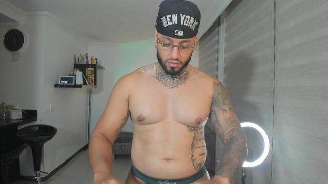 Preview photo of webcam model dereck-green on Flirt4Free