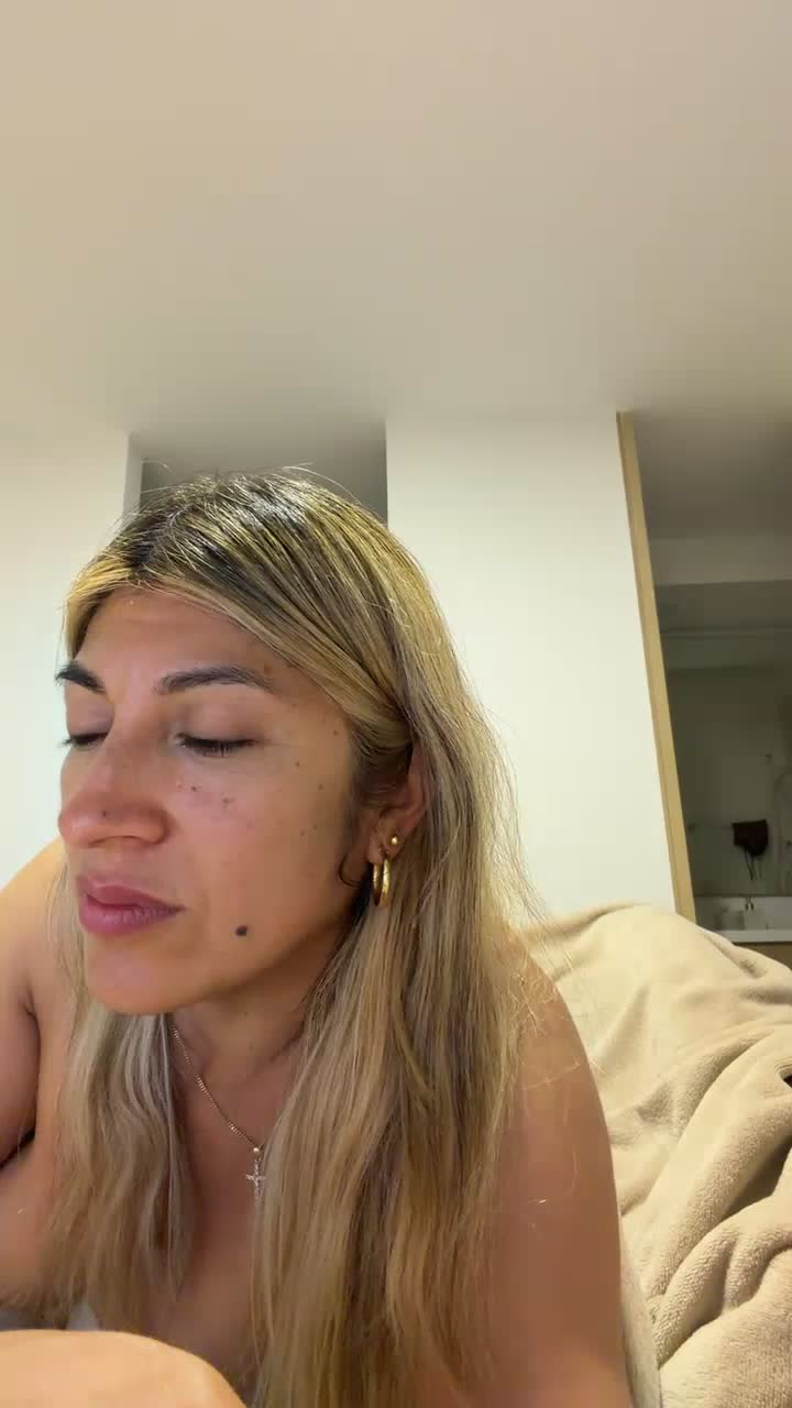 lunabeya (XloveCam): foto un profils
