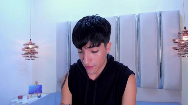 Preview photo of webcam model sean-collinss on Flirt4Free