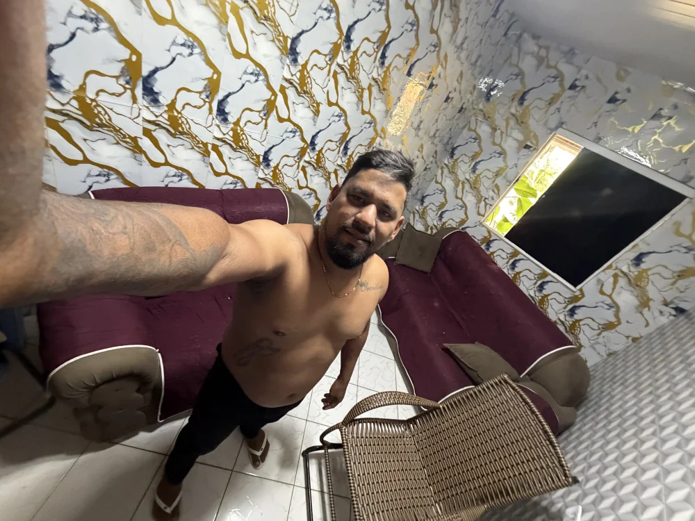 ThiagoLives — Stripchat 直播模特：照片与资料