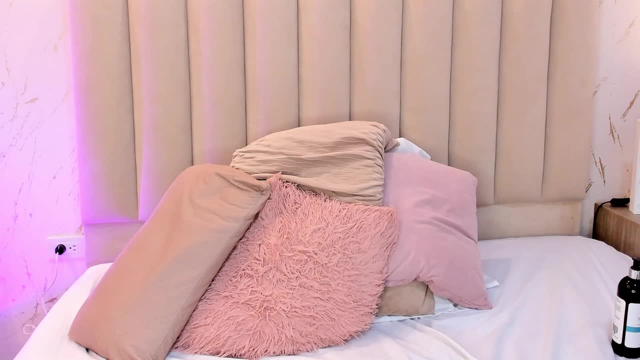 Фото вебкам-модели violettarouse на XloveCam