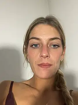 Bellalolahot: عارضة كاميرا ويب على Stripchat