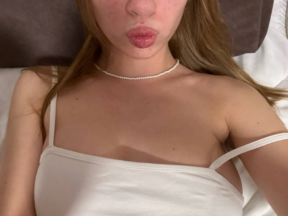 Preview photo of webcam model rinabluu on Stripchat