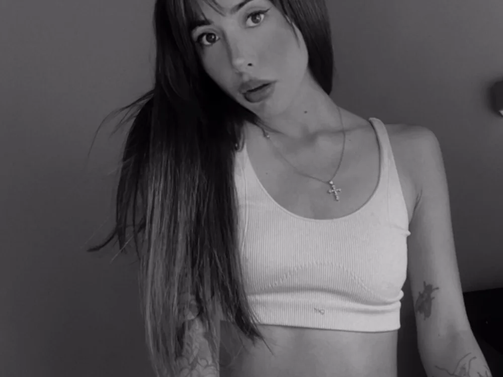 Preview photo of webcam model lauravasquez on Stripchat