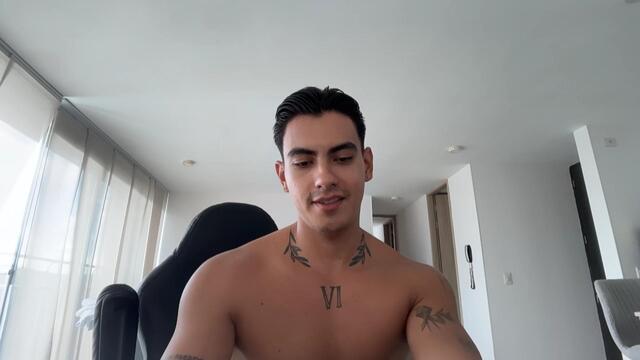 Preview photo of webcam model maurice-lewis on Flirt4Free
