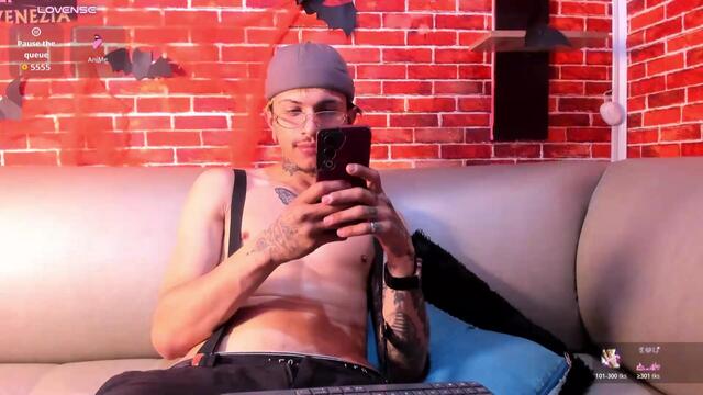 Preview photo of webcam model valentino-knox on Flirt4Free