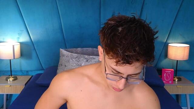 Preview photo of webcam model aaron-ez on Flirt4Free