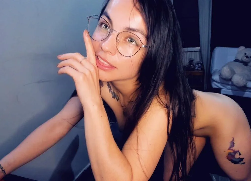 Preview photo of webcam model rosse_2504 on Stripchat