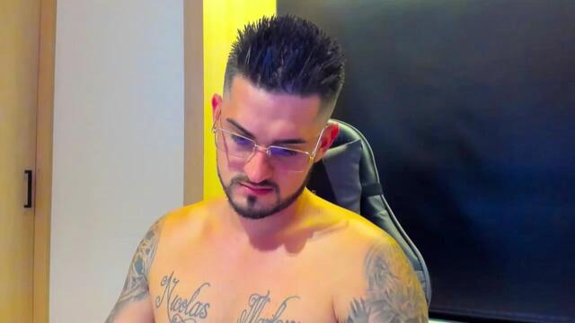 ashton-muller: عارضة كاميرا ويب على Flirt4Free