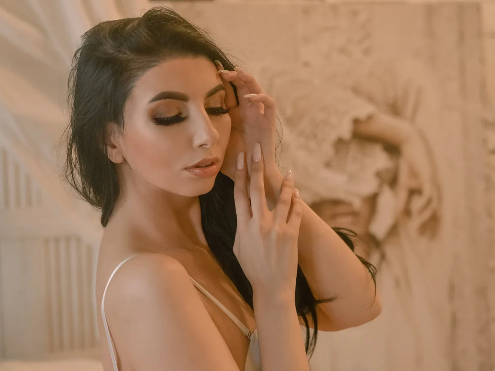 Tisha_Busty në Stripchat: foto dhe profili