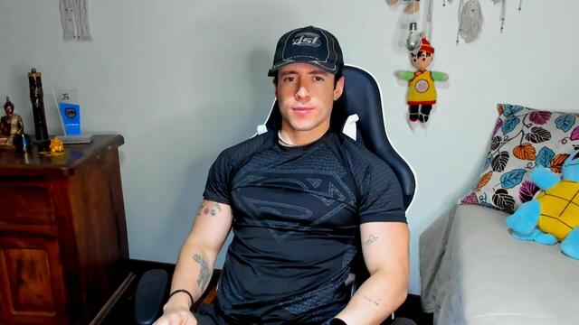 Preview photo of webcam model aaron-bain on Flirt4Free