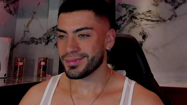 Preview photo of webcam model brian-kim on Flirt4Free