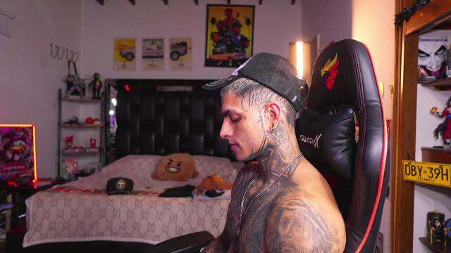 Preview photo of webcam model logan-hugh on Flirt4Free