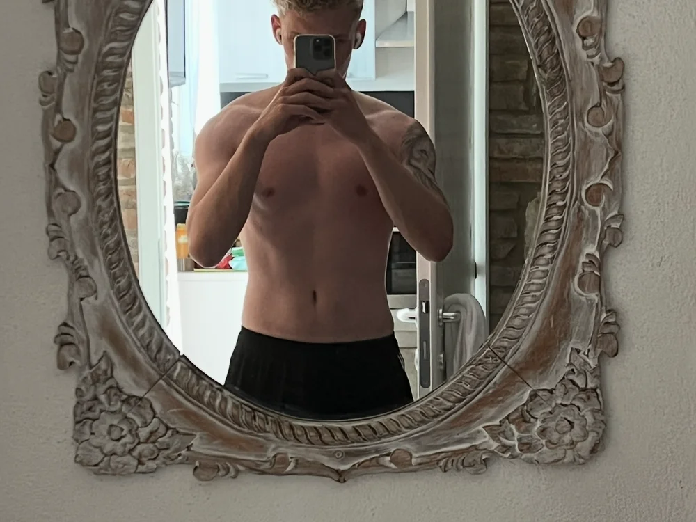 Nik_Re27, cam model su Stripchat: foto